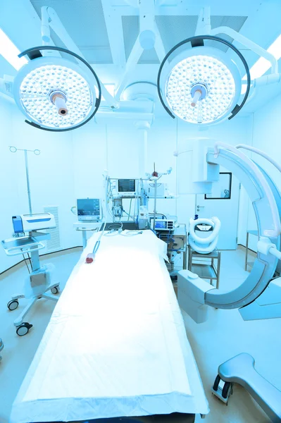 Équipement et dispositifs médicaux dans la salle d'opération moderne — Photo