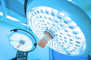 operasyon odasında iki ameliyat lambaları 