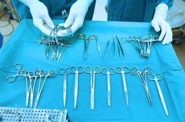 Sterilize edilmiş cerrahi aletlerin detaylı görüntüsü. 