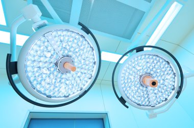 operasyon odasında iki ameliyat lambaları 