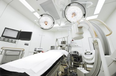 Modern ameliyathanede ekipman ve tıbbi cihazlar 