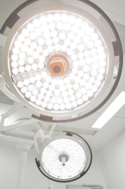 operasyon odasında iki ameliyat lambaları