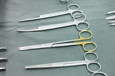 Sterilize edilmiş cerrahi aletlerin detaylı görüntüsü. 