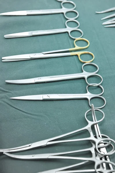 Detalhe tiro de instrumentos de cirurgia esterilizados com uma mão agarrando uma ferramenta — Fotografia de Stock