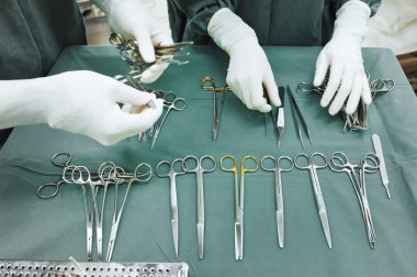 Sterilize edilmiş cerrahi aletlerin detaylı görüntüsü. 
