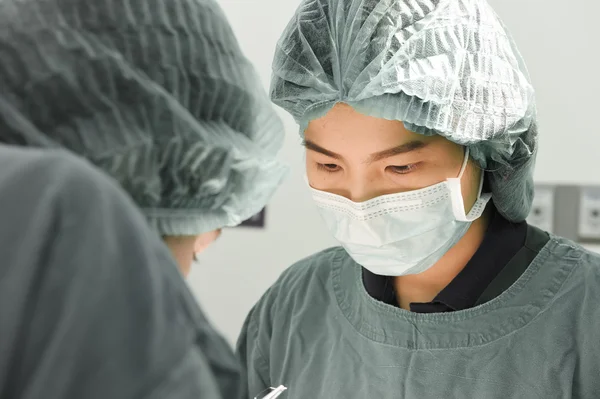 Dois cirurgiões veterinários na sala de operações — Fotografia de Stock