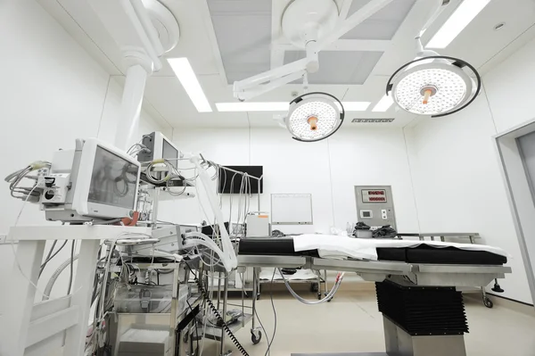 Equipamentos e dispositivos médicos em sala de cirurgia moderna — Fotografia de Stock