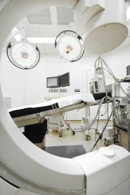 Modern ameliyathanede ekipman ve tıbbi cihazlar 