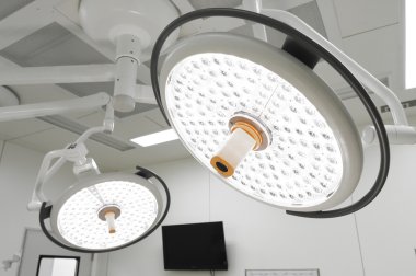 operasyon odasında iki ameliyat lambaları 