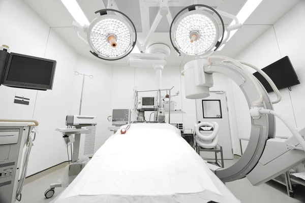 Modern ameliyathanede ekipman ve tıbbi cihazlar — Stok fotoğraf