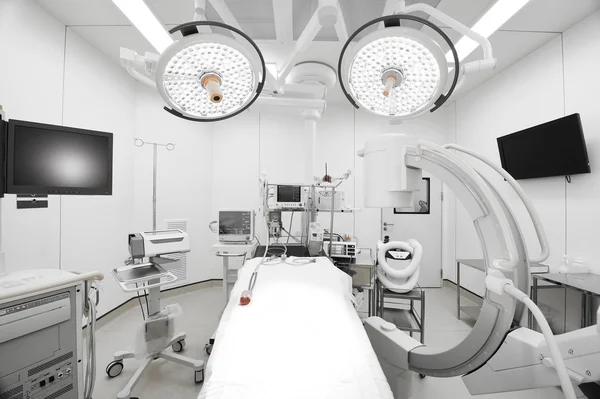 Équipement et dispositifs médicaux dans la salle d'opération moderne — Photo