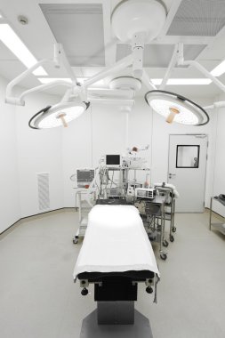 Modern ameliyathanede ekipman ve tıbbi cihazlar 
