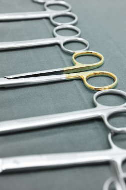 Sterilize edilmiş cerrahi aletlerin detaylı görüntüsü.