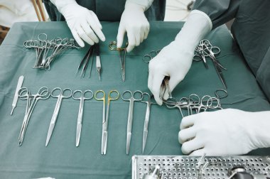 Sterilize edilmiş cerrahi aletlerin detaylı görüntüsü.