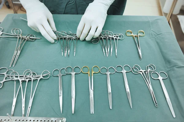 Detail shot van gesteraliseerde chirurgie instrumenten met een hand grijpen van een gereedschap — Stockfoto