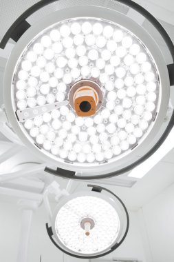 operasyon odasında iki ameliyat lambaları 