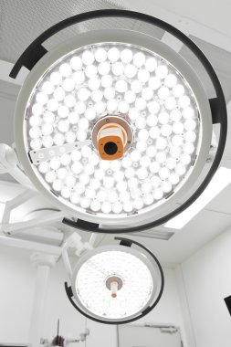 operasyon odasında iki ameliyat lambaları 