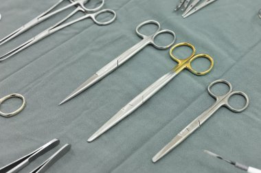 Sterilize edilmiş cerrahi aletlerin detaylı görüntüsü. 