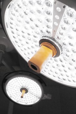 operasyon odasında iki ameliyat lambaları 