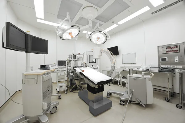 Equipamentos e dispositivos médicos em sala de cirurgia moderna — Fotografia de Stock