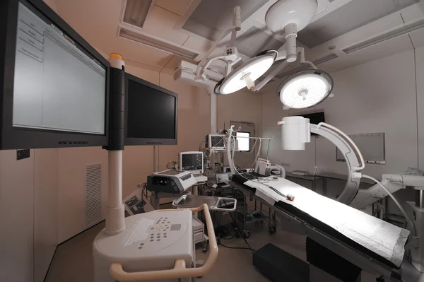 Equipamentos e dispositivos médicos em sala de cirurgia moderna — Fotografia de Stock