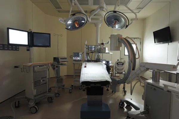 Peralatan dan perangkat medis di ruang operasi modern — Stok Foto