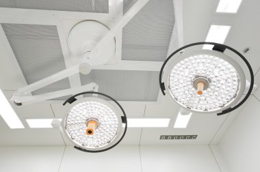 operasyon odasında iki ameliyat lambaları