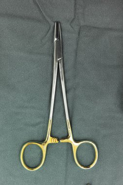 Sterilize edilmiş cerrahi aletlerin detaylı görüntüsü. 