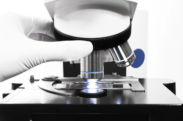 Imagem de perto do microscópio no laboratório de sangue — Fotografia de Stock