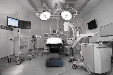 Modern ameliyathanede ekipman ve tıbbi cihazlar 