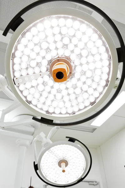 operasyon odasında iki ameliyat lambaları 