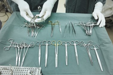Sterilize edilmiş cerrahi aletlerin detaylı görüntüsü. 