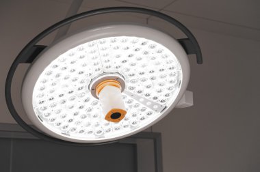 Ameliyat odasında cerrahi lambalar 