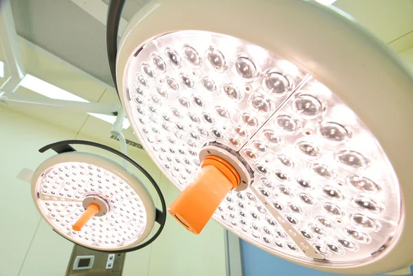 operasyon odasında iki ameliyat lambaları