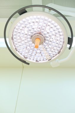 Ameliyat odasında cerrahi lambalar