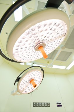 operasyon odasında iki ameliyat lambaları 