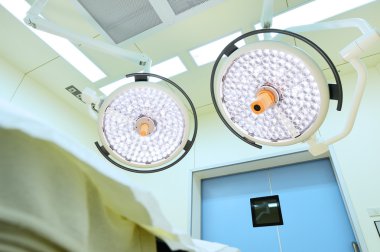 operasyon odasında iki ameliyat lambaları 