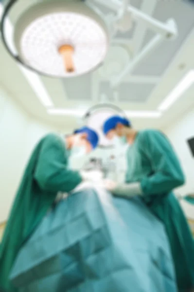 Borrão de dois cirurgiões veterinários na sala de operações — Fotografia de Stock