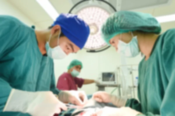 Desenfoque del grupo de cirugía veterinaria en la sala de operaciones — Foto de Stock