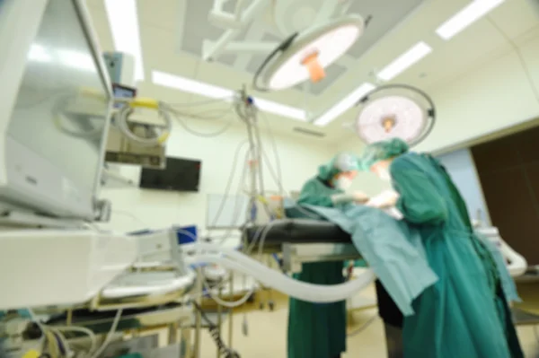 Borrão de dois cirurgiões veterinários na sala de operações — Fotografia de Stock