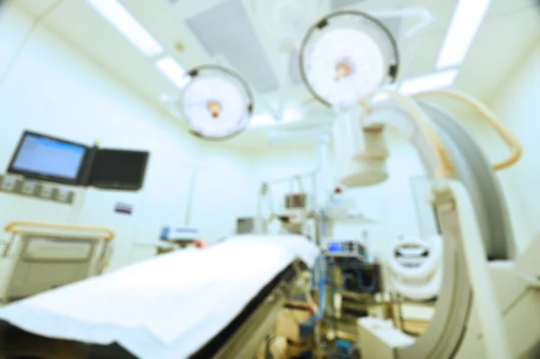 Sfocatura di apparecchiature e dispositivi medici nella moderna sala operatoria — Foto Stock