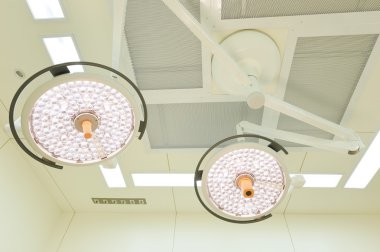 operasyon odasında iki ameliyat lambaları 