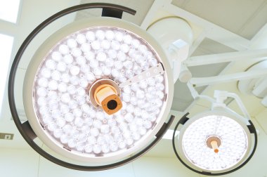 operasyon odasında iki ameliyat lambaları 