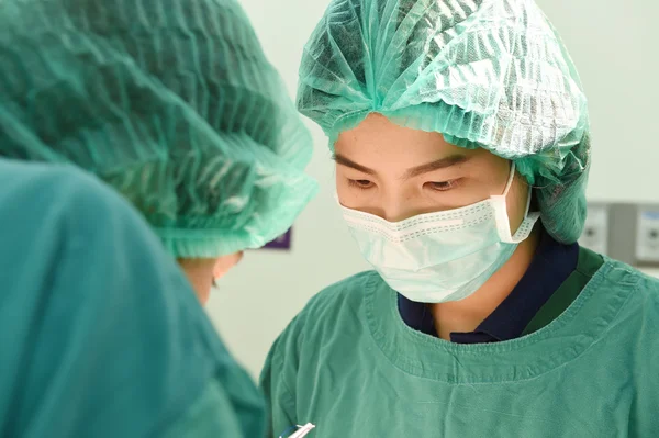 Doi chirurgi veterinari în sala de operație — Fotografie, imagine de stoc