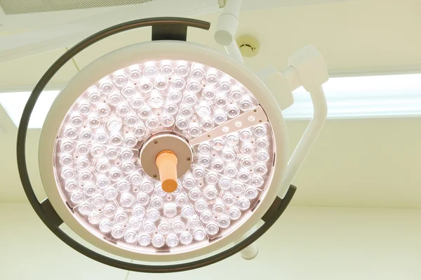 Chirurgenlampen im Operationssaal — Stockfoto