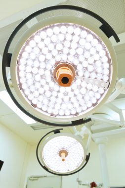 operasyon odasında iki ameliyat lambaları 