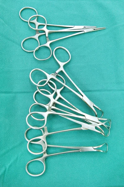 Detailní záběr sterilizovaných chirurgických nástrojů s rukou uchopení nástroje — Stock fotografie