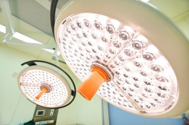 operasyon odasında iki ameliyat lambaları