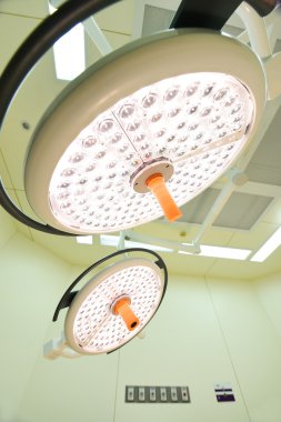 operasyon odasında iki ameliyat lambaları 