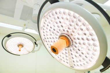 operasyon odasında iki ameliyat lambaları 